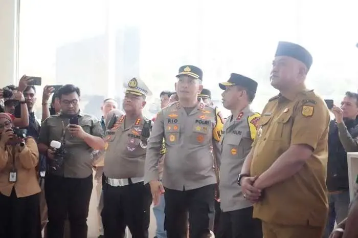 Dampingi Kapolda Jabar Pantau Arus Lalin di Jalur Puncak, Bupati Bogor Rudy Susmanto Berikan Bingkisan Snack ke Pengendara yang Melintas