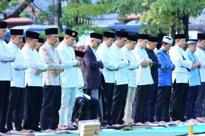 Wakapolri Beserta PJU Mabes Polri Salat Idul Fitri di Lapangan Bhayangkara Jakarta