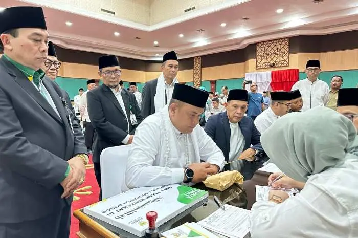 Tunaikan Rukun Islam Keempat, Bupati Rudy Susmanto dan Wabup Jaro Ade Serahkan Zakat ke Baznas Kabupaten Bogor