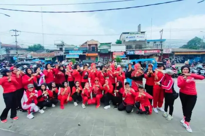 Tingkatkan Kebugaran Tubuh di Bulan Puasa, FOKBI Kabupaten Bogor Rutin Gelar Senam Minggu Bugar di Taman Pasar Cibinong