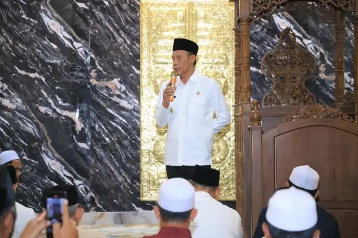 Tarling di Masjid At Taqwa Kecamatan Nanggung, Wabup Bogor Jaro Ade Menyerahkan Sejumlah Bantuan ke DKM dan Masyarakat Sekitar
