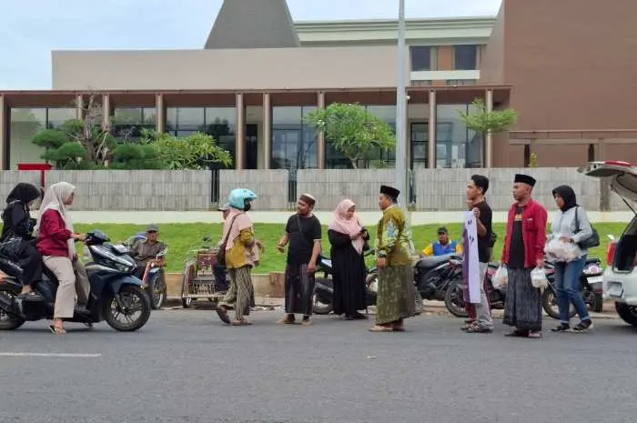 Owner Ar Raudah Komputer Gandeng SMSI Sumenep Berbagi Keberkahan dengan Bagikan 300 Takjil di Bulan Ramadhan