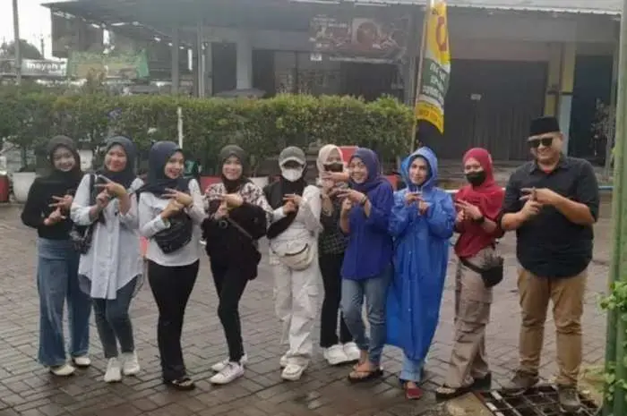 Gelar Bukber, FOKBI Kabupaten Bogor Bagikan Paket Takjil Buka Puasa di Depan Perumahan Nirwana 2 Cikaret