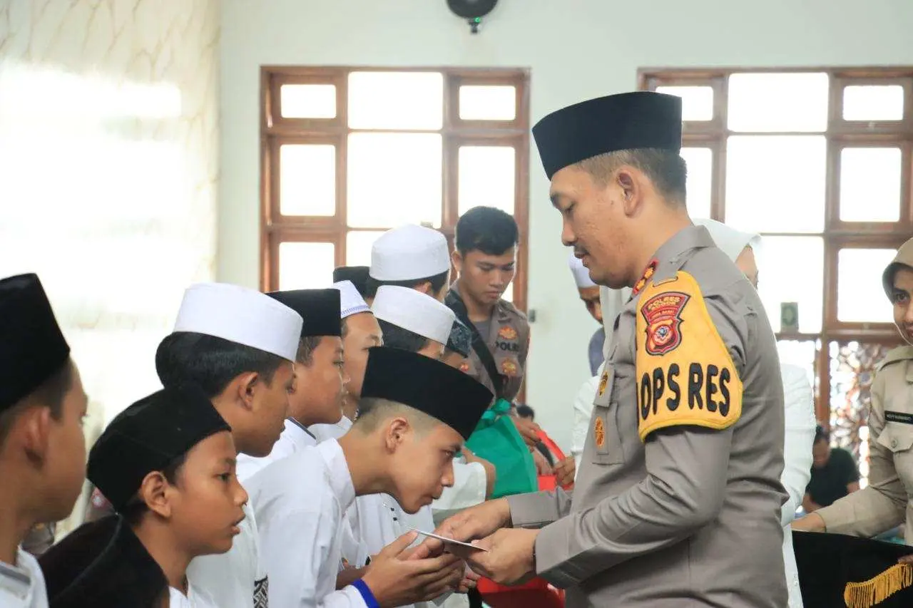 Gelar Aksi Sosial, Kapolres Bogor Bagikan Bansos kepada Anak Yatim dan Kamu Dhuafa Menjelang Buka Puasa