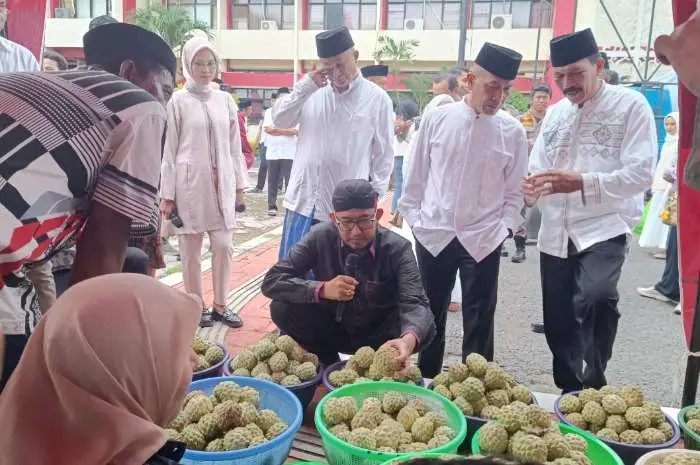 Upaya Nyata Tingkatkan Kesejahteraan Petani Melalui Pagelaran Event, Bupati Achmad Fauzi Borong Buah Srikaya Lokal Sumenep
