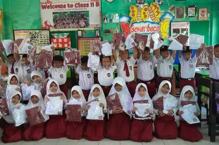 Komitmen Bupati Achmad Fauzi Melalui Disdik Sumenep, Lembaga Pendidikan SD dan MI Terima Program Seragam Gratis