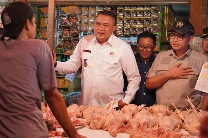 Sidak Pasar Cibinong, Bupati Bogor Rudy Susmanto Pastikan Harga Kebutuhan Pokok Stabil dan Stok Terjaga hingga Jelang Idul Fitri