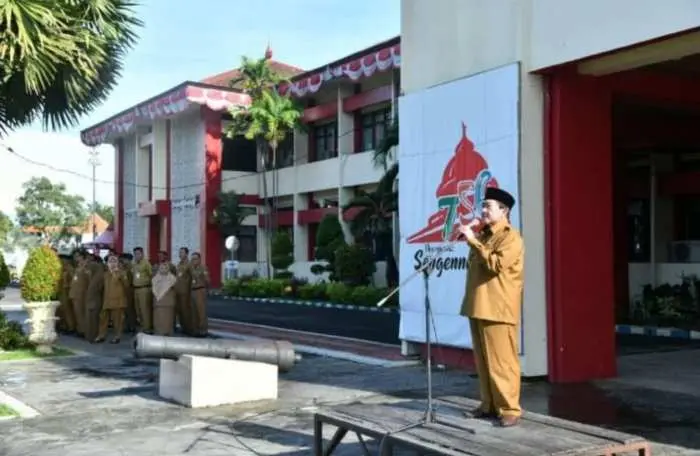 Pimpin Apel Gabungan Perdana, Wabup KH Imam Hasyim Tekankan Kedisiplinan dan Profesionalitas ASN