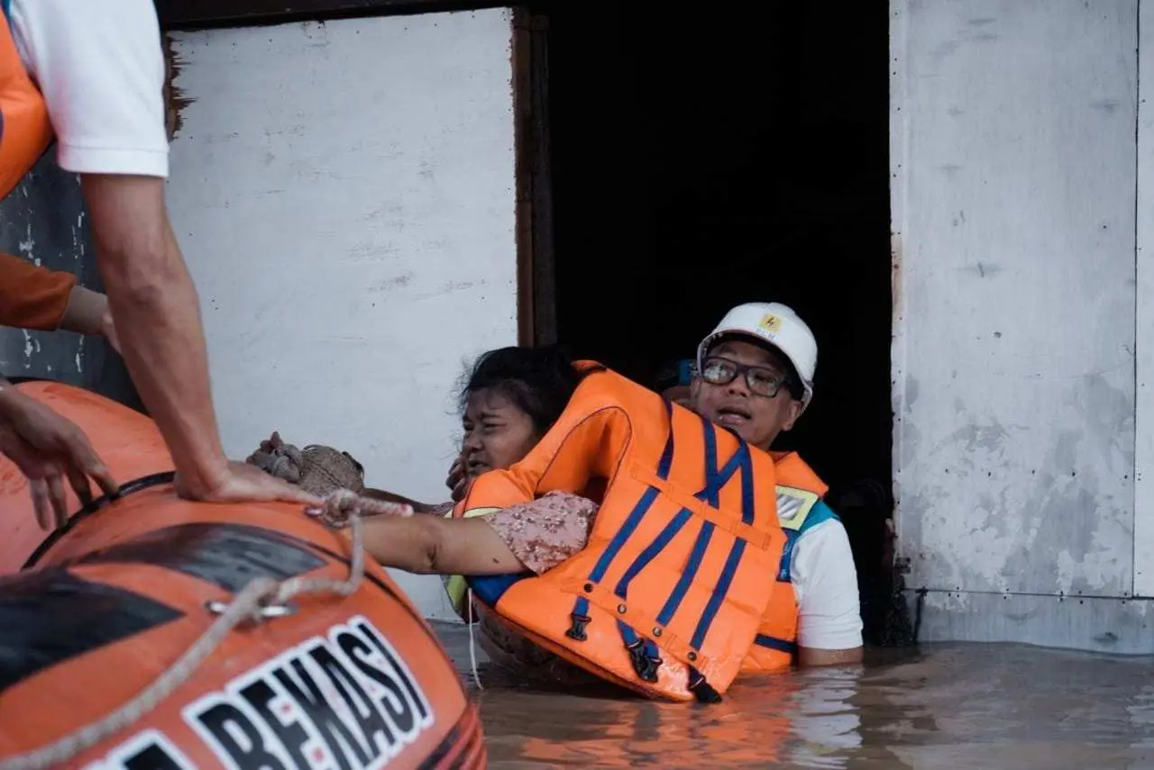 Beredar Video Aksi Heroik Darmawan Prasodjo di Tengah Banjir Bekasi, Pencitraan Saat Dugaan Korupsi PLN Dikejar?