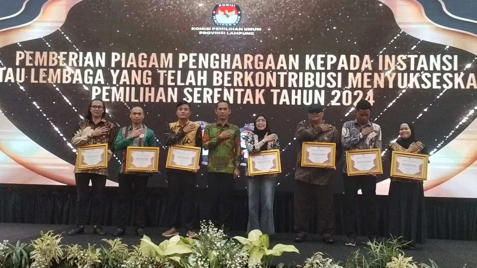 Berkontribusi Sukseskan Pilkada Serentak 2024, IWO Lampung Terima Penghargaan dari KPU Provinsi Lampung
