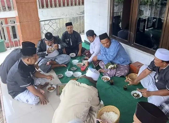 Jumat Berkah, Warga RW O5 Kampung Babakan Nyamplung Bagikan Ratusan Mangkok Bakso kepada Jemaah Masjid Al-Ikhwan Ciampea