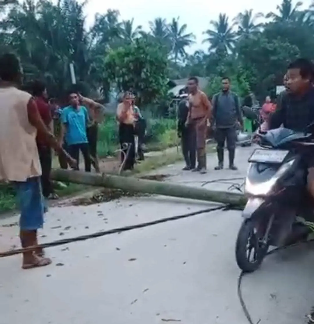 Seorang Ibu dan Anak Balita di Binjai Sumatera Utara Tewas Mengenaskan Tertimpa Tiang Listrik 