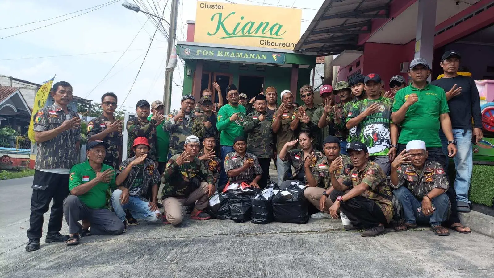 Pengurus BBRP Ranting Desa Kota Batu Ciomas Berbagi Sedekah di Jumat Berkah