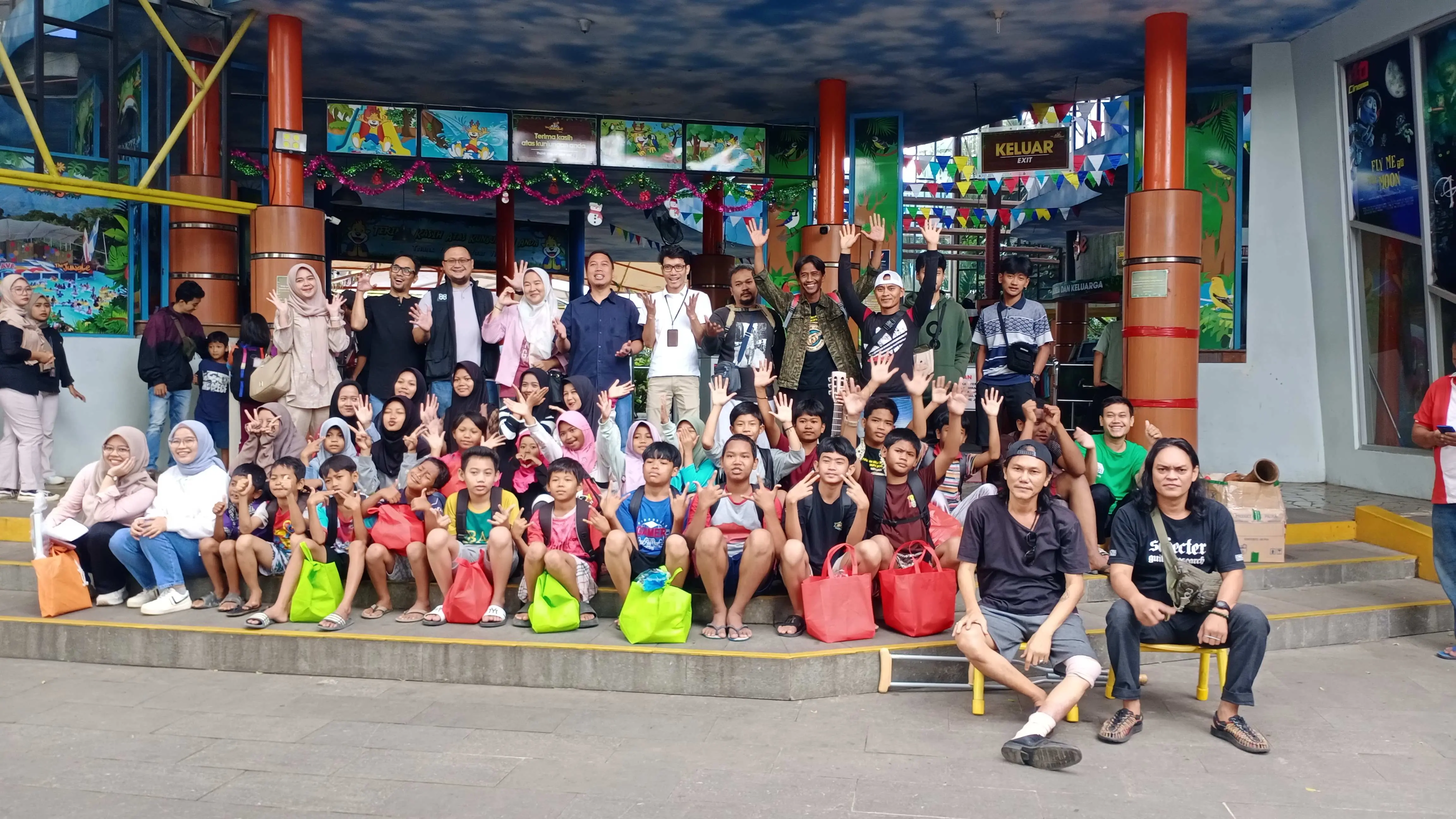 Ketua PSBKB Manjakan Anak-anak Sanggar Senja Cibinong Berekreasi ke Wahana Kolam Renang 'The Jungle' Kota Bogor