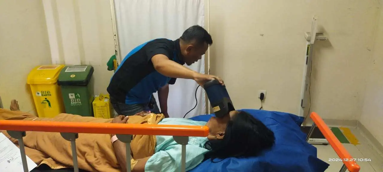 Libur Nataru, Petugas Operator Kecamatan Babakan Madang Melakukan Perekaman e-KTP Warga yang Sedang Dirawat di RSUD Cibinong