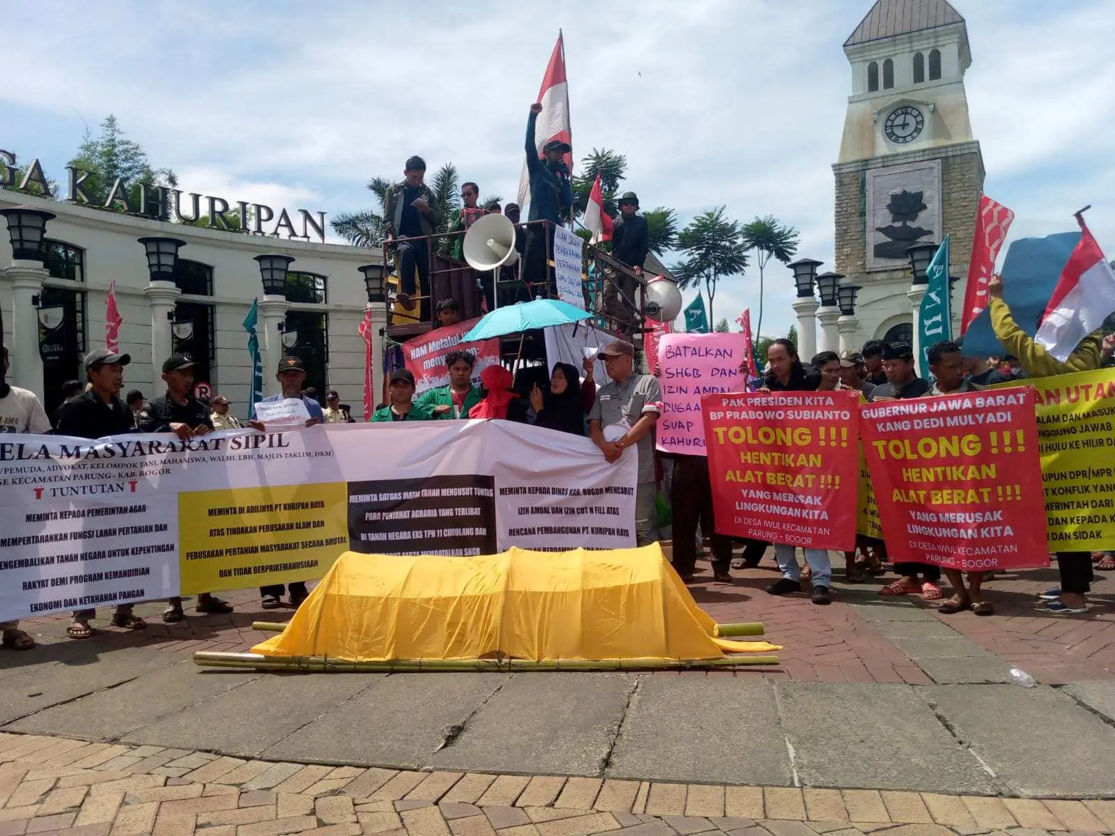Keranda Mayat Dibungkus Kain Kuning Warnai Aksi Demo Aliansi Bela Masyarakat Sipil di Gerbang Perum Kahuripan