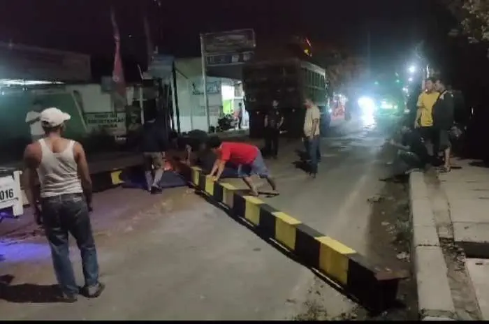 Tabrak Portal Pembatas, Truk Tronton Nyaris Timpa Kendaraan Milik Warga di Parung Panjang Bogor