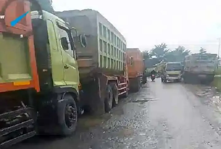 Jalan Rusak, Perbup 56 Mandul: Truk Parkir Sembarangan Lengkapi 'Derita' Warga di Jalur Distribusi Tambang