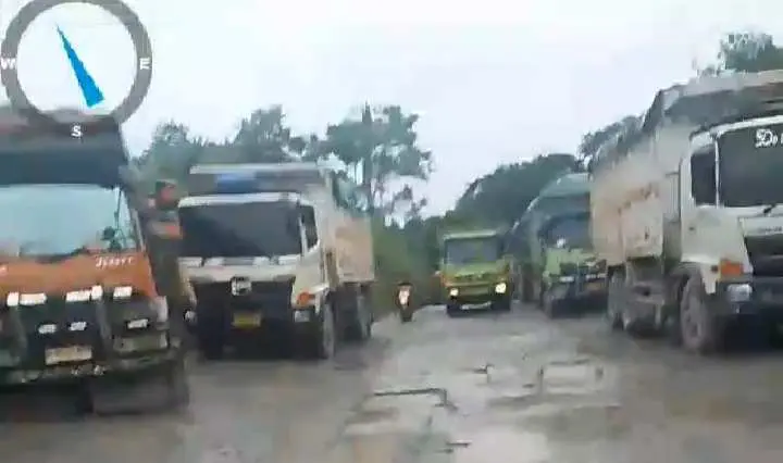 Warga Rumpin Bogor Keluhkan Jalan Rusak dan Kerap Dihimpit Deretan Truk Tambang yang Parkir Sembarangan