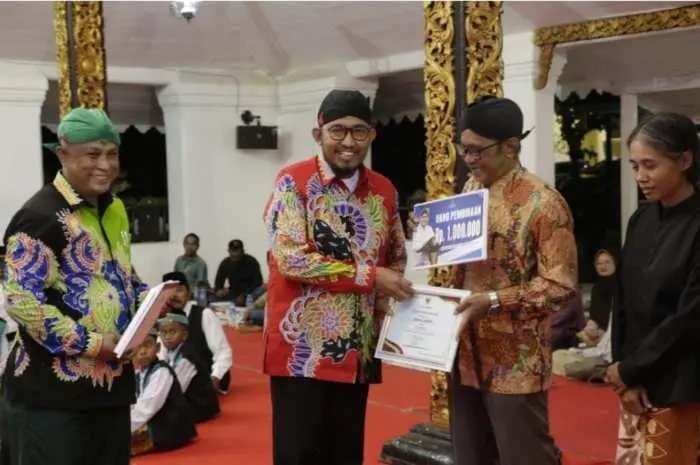 Konsisten Lestarikan Seni dan Budaya, Puluhan Seniman di Sumenep Terima Penghargaan dari Bupati Achmad Fauzi