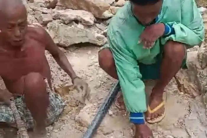 Viral, Video 2 Orang Lansia Bongkar Jalan Paving di Sumenep, Diduga Lantaran Beda Pilihan antara Paslon FINAL dan FAHAM 