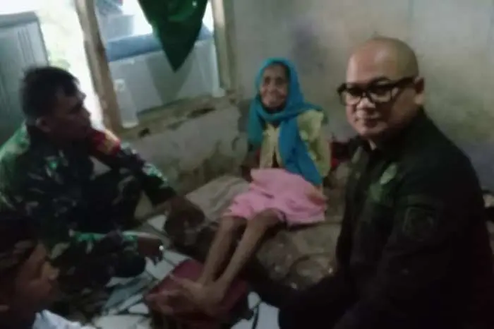 Gercep! Kades Tegal Omat Djayadihati Datangi dan Berikan Bantuan kepada Nenek Lansia yang Diduga Terlantar