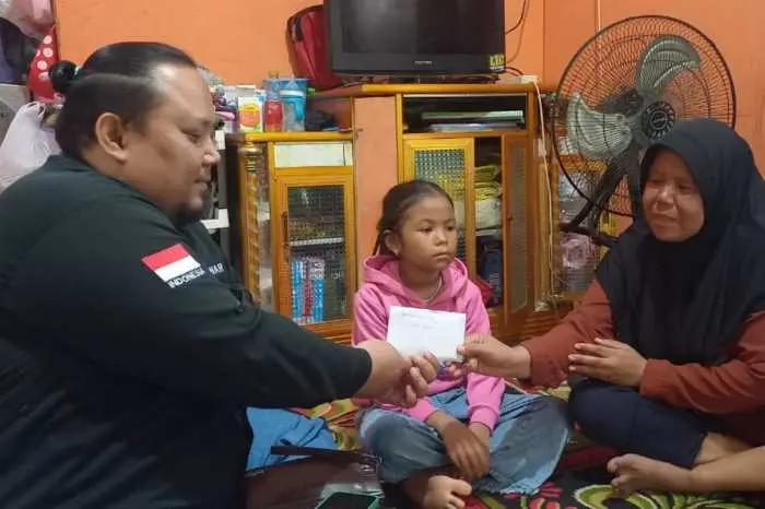 Respons Video Viral Soal Nasib Siswi SD di Palembang, Ketum IWO Berikan Bantuan Sosial Kemanusiaan Lewat Ketua PW Sumsel