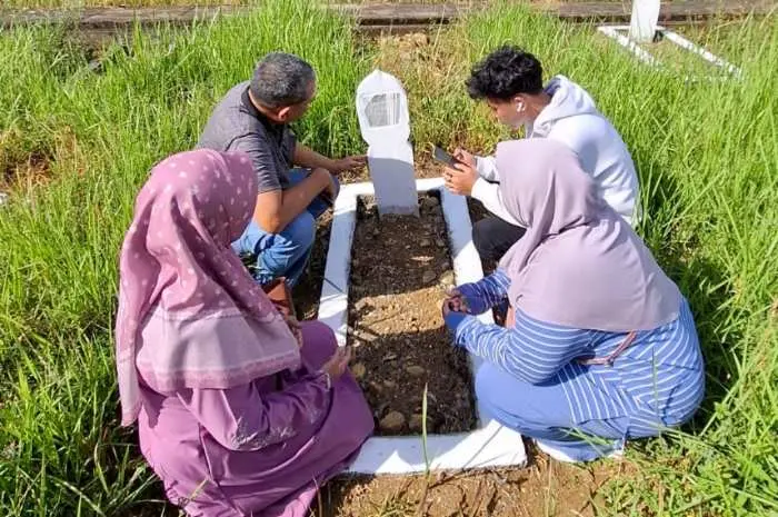 Keluarga Tan Malaka Pulang Bassamo ke Pusara Tokoh Pejuang Nasional di Sumbar