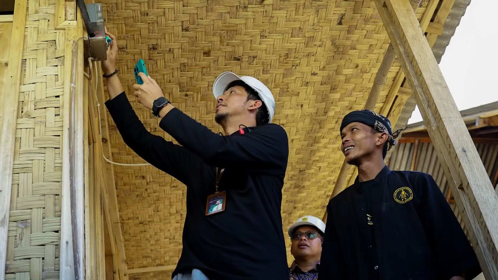 HLN ke 79, PLN Bantu Sambung Listrik Gratis Bagi Masyarakat Adat di Sukabumi Melalui Program Light Up The Dream