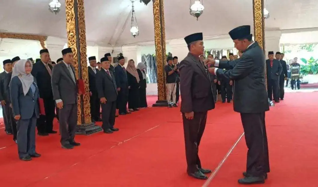 Serahkan 498 Satyalancana Karya Satya, Bupati Sumenep Tekankan ASN Tingkatkan Kualitas Pelayanan Masyarakat