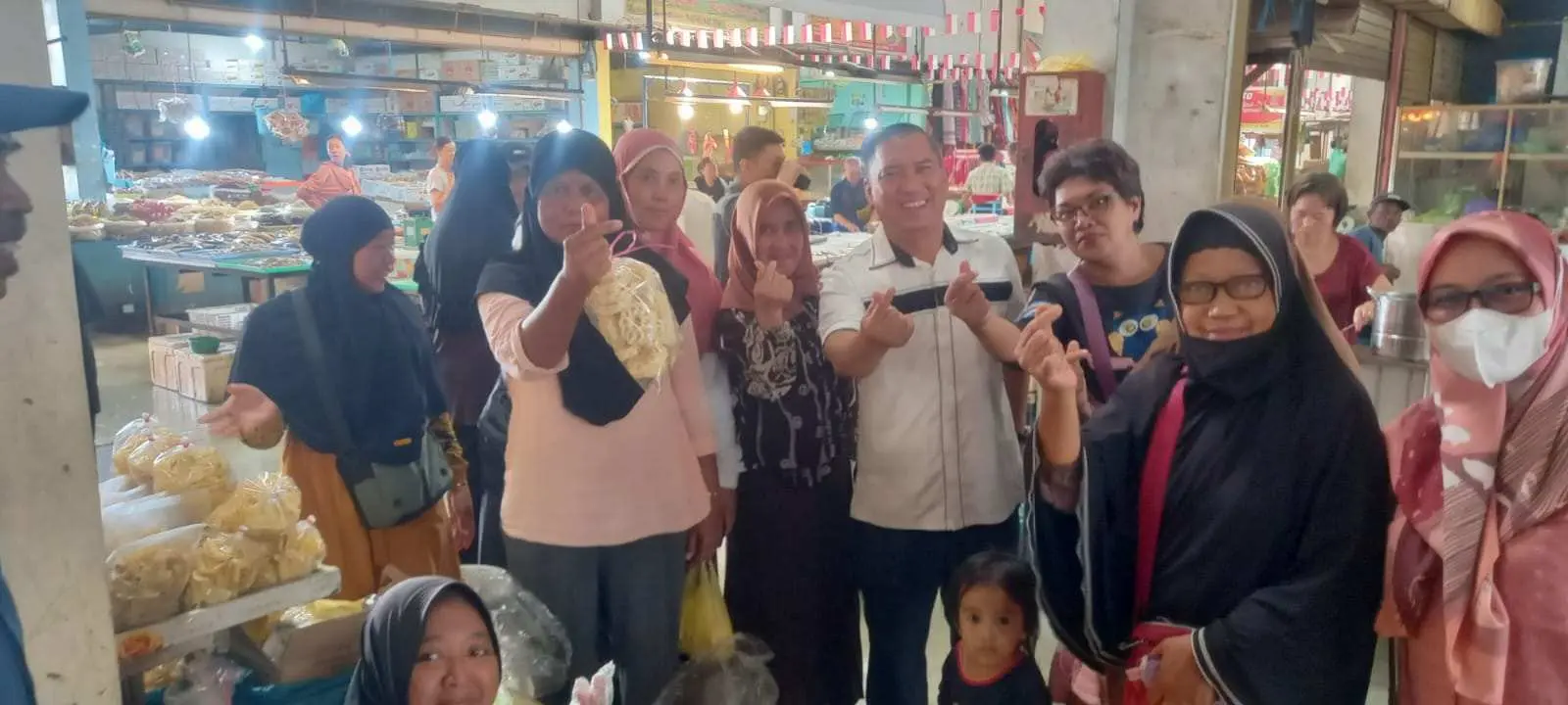 Blusukan ke Pasar Tiban Center Kota Batam: Cawagub Kepri, Nyanyang Harris Pratamura Borong Kerupuk