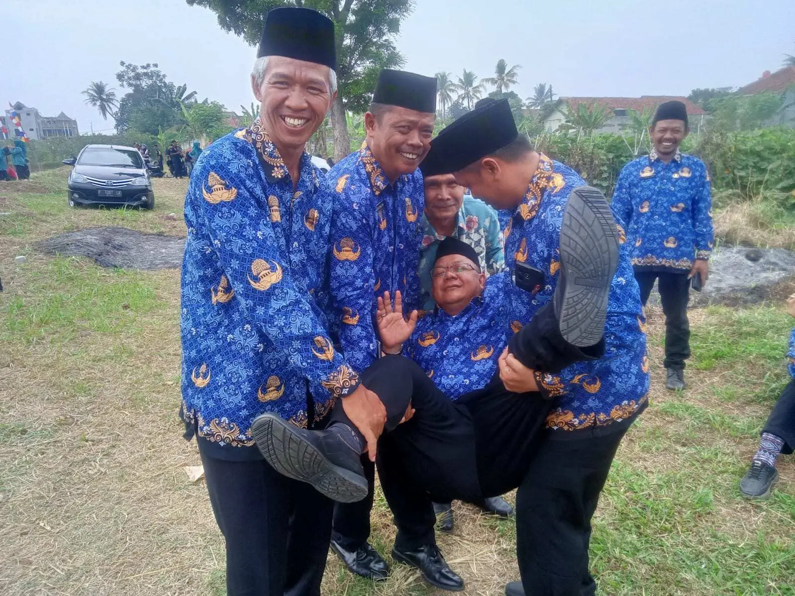 Wow...! Kaur Kesra Desa Pasirgaok Pingsan Saat Upacara HUT RI ke 79