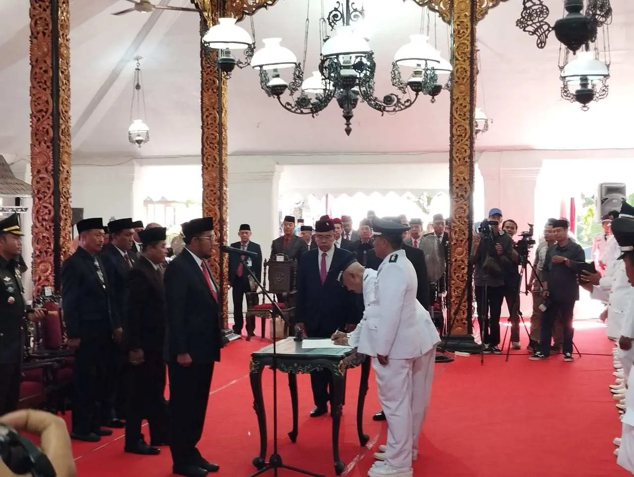 300 Kades Terima SK Perpanjangan Masa Jabatan, Bupati Sumenep Minta Tingkatkan Kinerja dalam Membangun dan Memajukan Desa