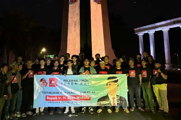 Rayakan Ulang Tahun Jokowi ke 63, Relawan Jokowi Bogor Raya Potong Tumpeng di Tugu Kujang Kota Bogor