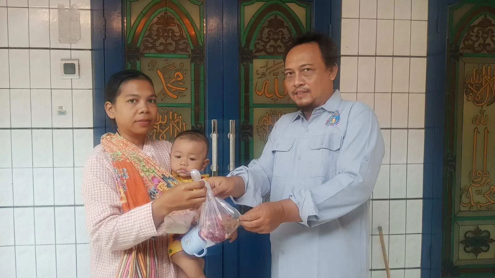 Momen Idul Adha 1445 H, IWO Jabar Bagikan Paket Daging Kurban untuk Warga