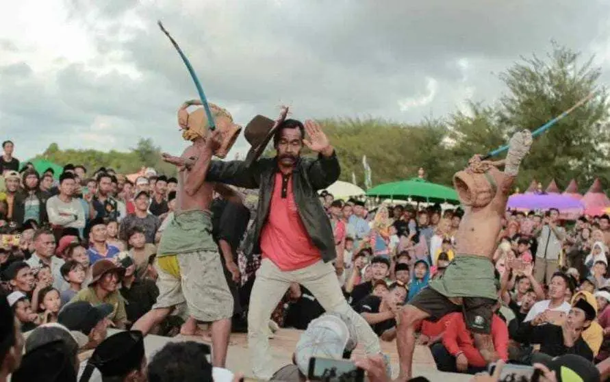 Merawat Tradisi dan Promosikan Destinasi Wisata, Disbudporapar Sumenep Sukses Gelar Event Ojung di Pantai Badur