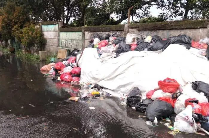 Warga dan Pengendara Keluhkan Bahu Jalan Baru Dipo Kota Depok Jadi Tempat Penampungan Sampah