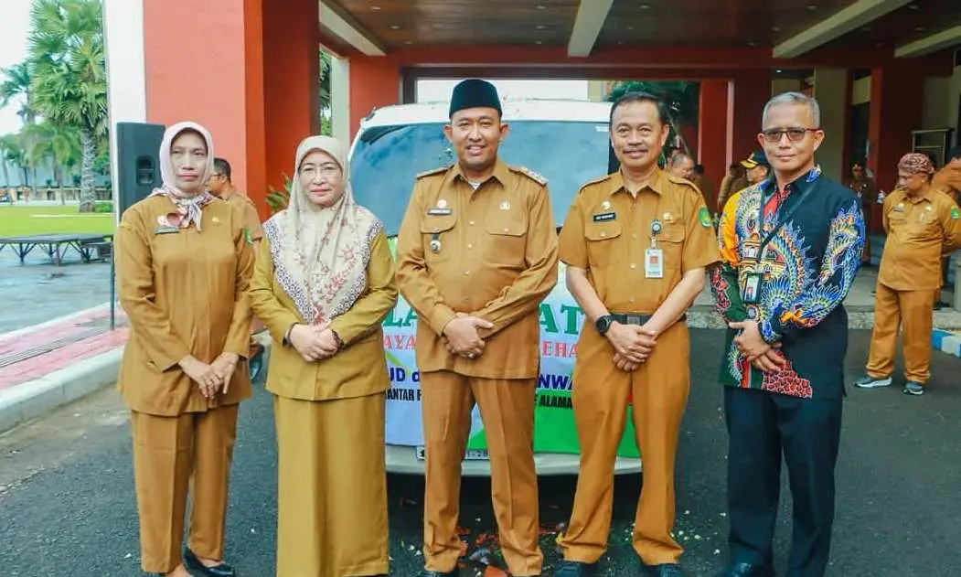 Siap Layani Pasien, BPRS Bhakti Sumekar Serahkan CSR Mobil LaSehat Kepada RSUD Sumenep