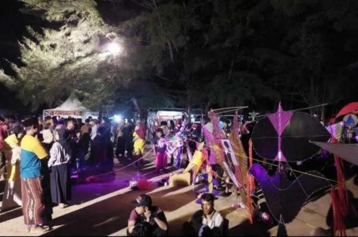 Lewat Gelaran Event Layangan LED di Pantai Lombang, Cara Pemkab Sumenep Pikat Wisatawan