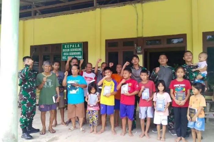 Wujud Toleransi Beragama, Satgas Yonarmed 10/Bradjamusti Bagikan Bantuan Alkitab dari Pangkostrad
