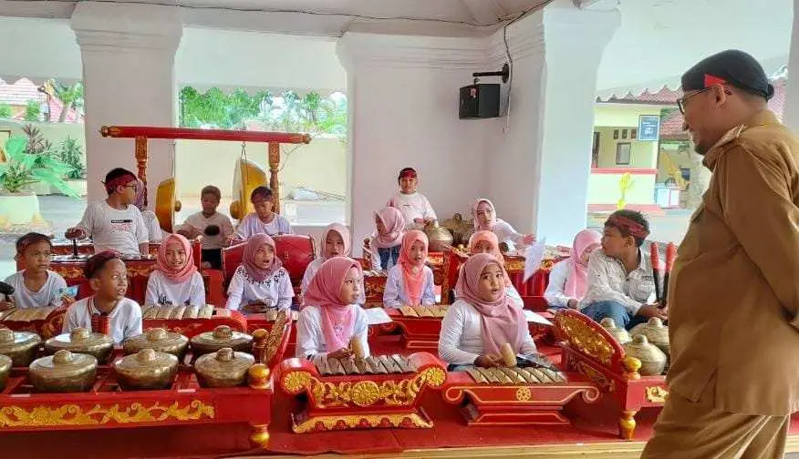 Bupati Sumenep Takjub Saat Siswa SDN Pandian 1 Tampilkan Musik Klenengan di Pendopo Agung Keraton