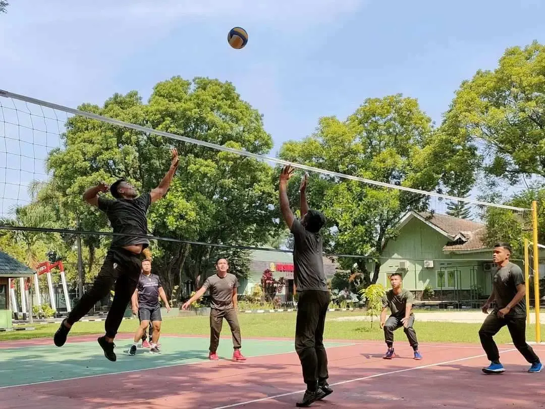 Menarmed 2 Putra Yudha Kostrad Bangun Jiwa Sportivitas dengan Berolahraga