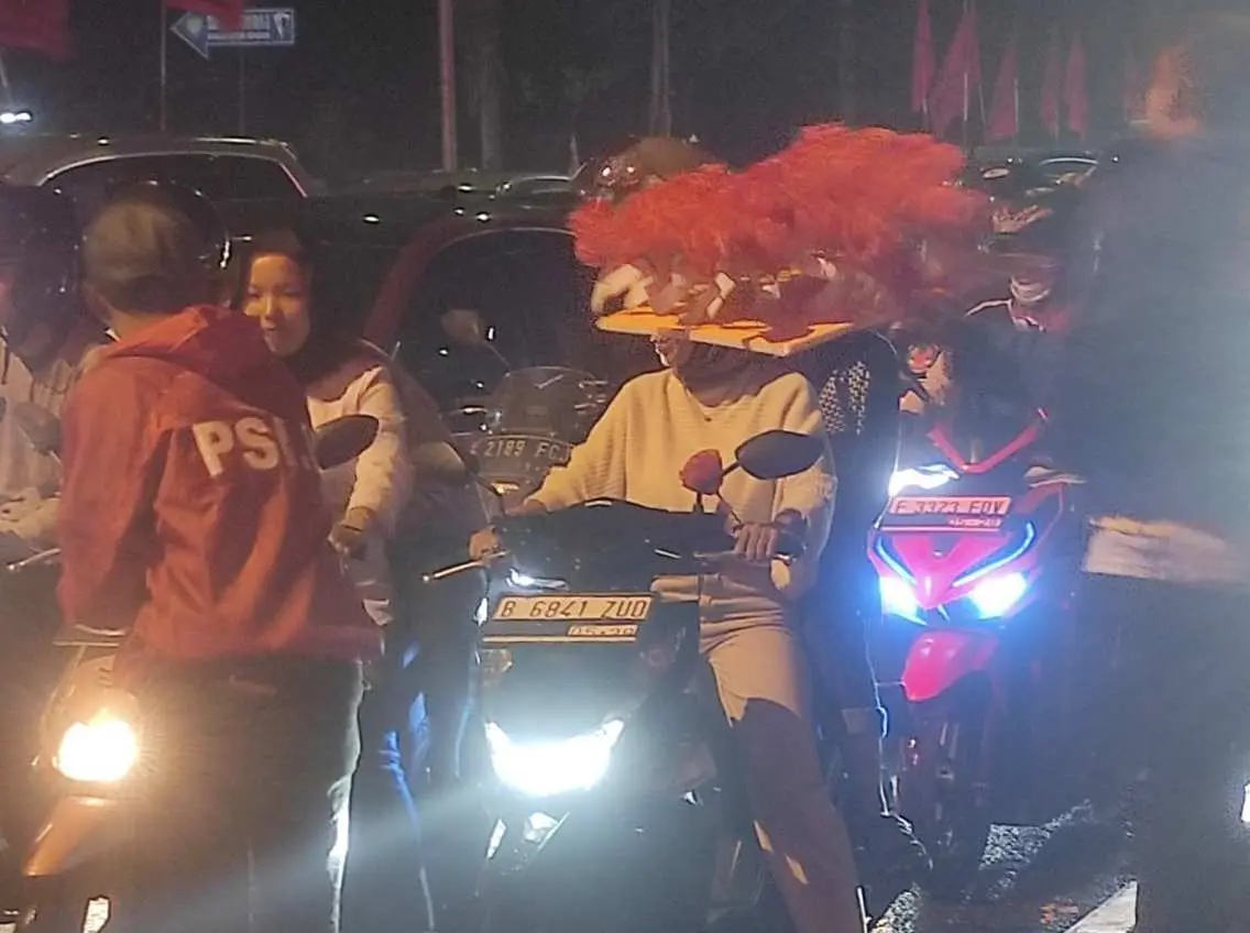 Relawan Arief Budiman Bagikan Bunga Mawar di Malam Tahun Baru Sebagai Tanda Kasih