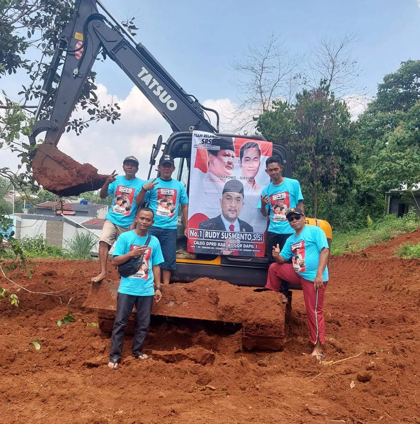 Relawan Sahabat Rudy Susmanto Rapihkan Lahan TPU Batu Bongkok Pabuaran Mekar Bentuk Kepedulian dari Ketua DPRD Kabupaten Bogor