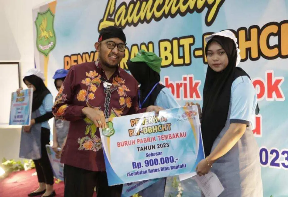 Bupati Sumenep Salurkan BLT DBHCHT kepada Ribuan Buruh Pabrik Rokok dan Petani Tembakau