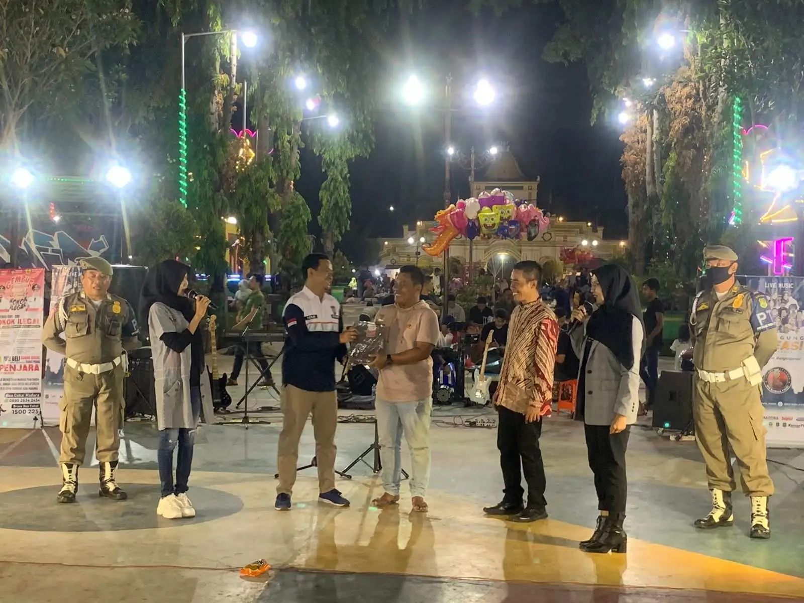 Gelar Panggung Kreasi, Satpol PP Sumenep Beri Edukasi kepada Masyarat Tentang Larangan Rokok Ilegal