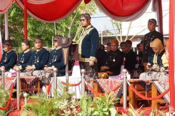 Berpakaian Nuansa Budaya Kraton, Pemkab Sumenep Gelar Upacara Hari Jadi ke 754 di Kota Tua Kalianget