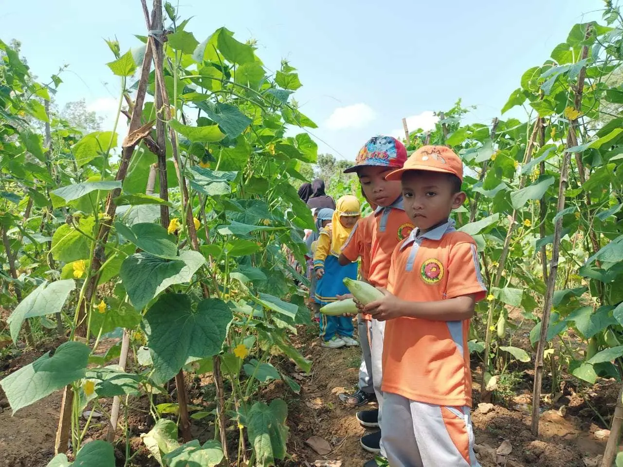 Wujudkan Program Songenep Parjugeh, Paud H.I El Fath Sumenep Gelar Pesta Kebun 2023