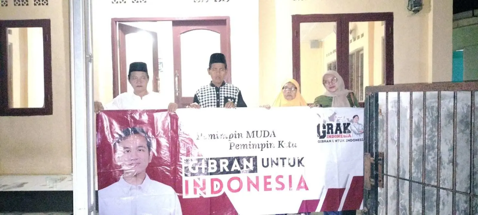 Relawan Gibran Serahkan Bantuan untuk Perbaikan Mushola di Bogor