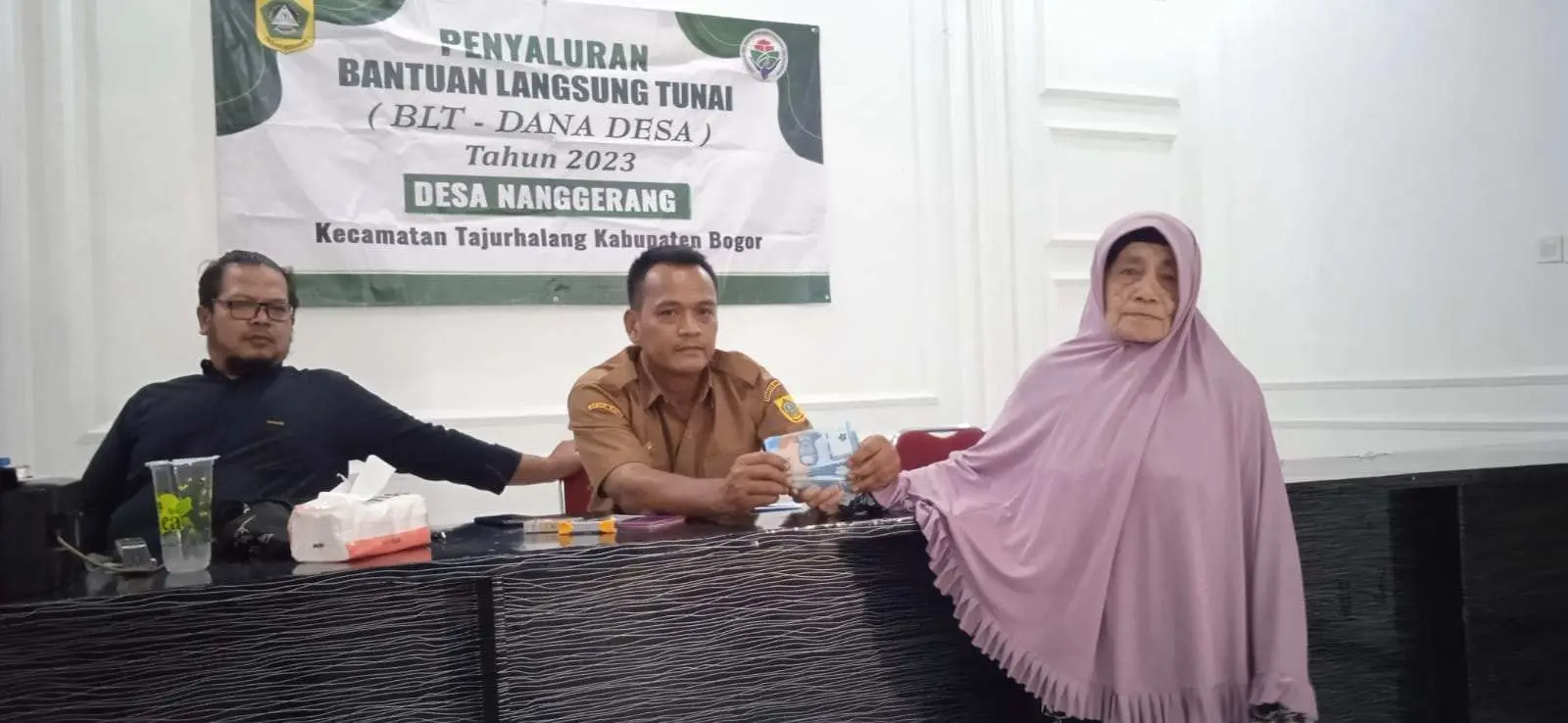 Pemdes Nanggerang Salurkan BLT-DD Triwulan Ketiga kepada 64 KPM
